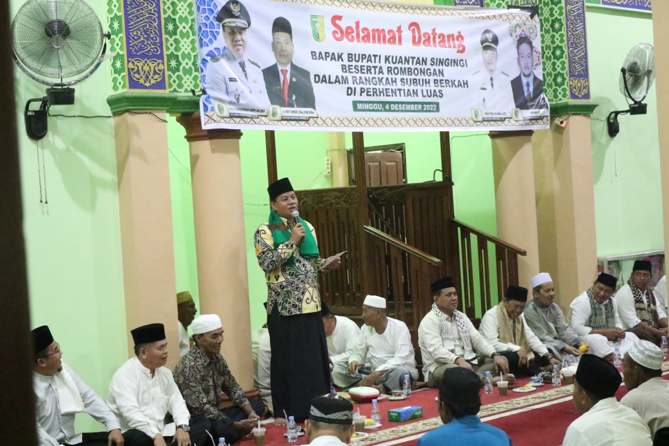 Suhardiman Amby Plt Bupati Kuansing Titip Oleh Oleh Bagi Warga LTD 
