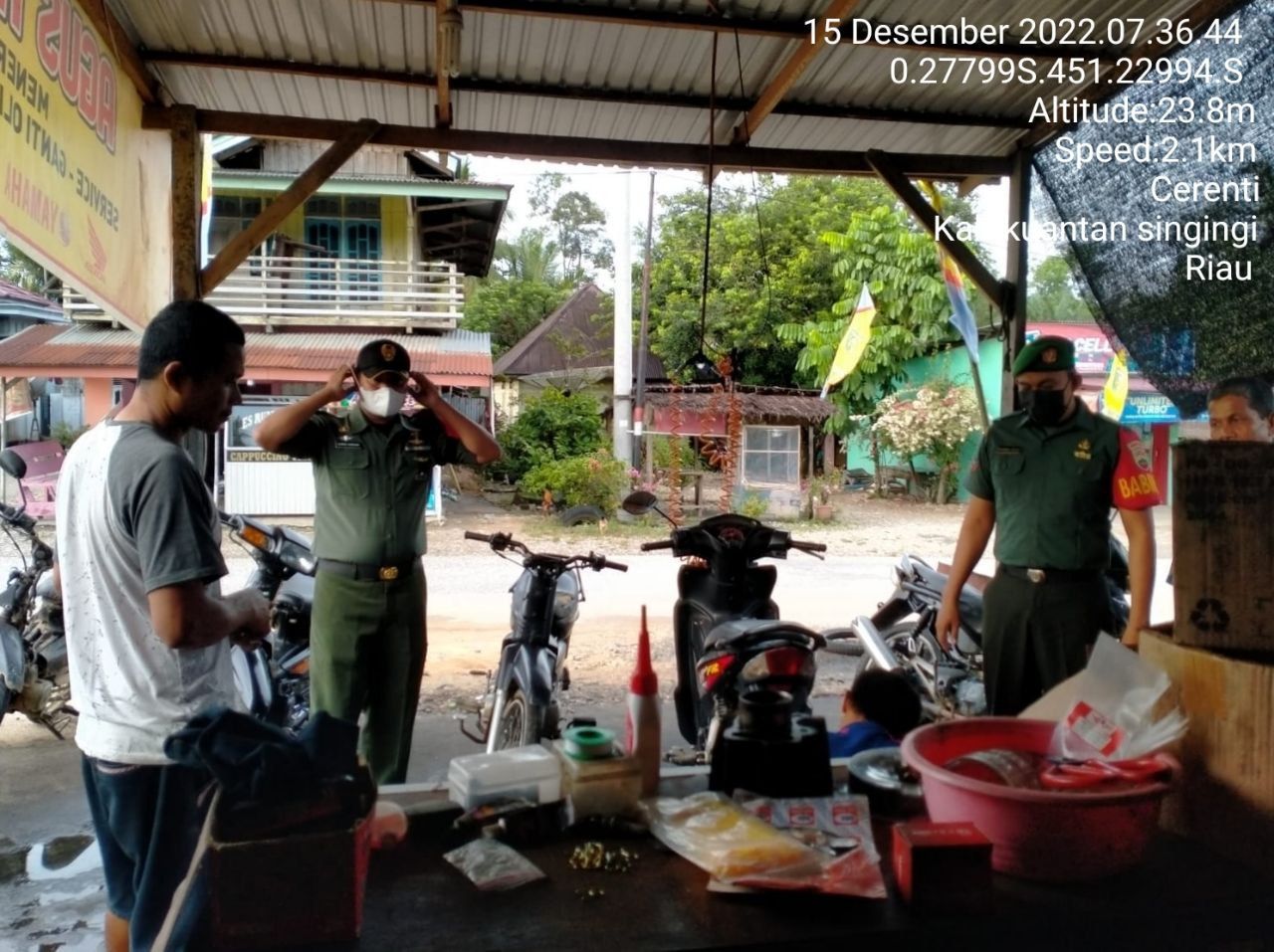 Anggota Koramil 06/Cerenti Kodim 0302/Inhu, Babinsa Serda Dumen Siregar Tak Henti-Henti Himbau Warga Untuk Selalu Patuhi Protokol Kesehatan Ditempat Umum