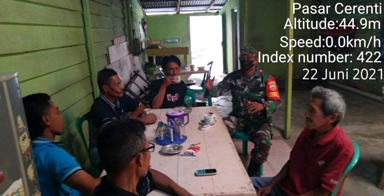 Jalin Keharmonisan Babinsa Koramil 06/Cerenti Dim 0302/Inhu Laksanakan Komsos Bersama Warga Binaannya