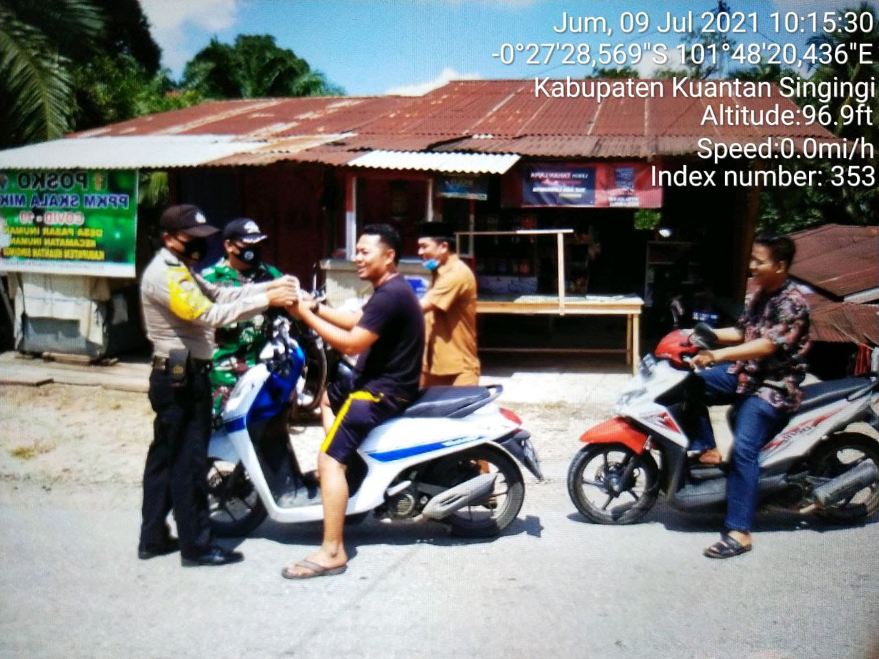 Sertu Heriyus Saputera Babinsa Koramil 06/Cerenti Kodim 0302/Inhu Bagikan Masker Kepada Warga Desa Banjar Nan Tigo