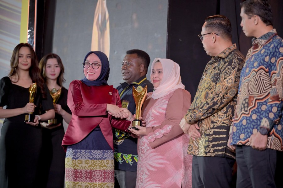 Bupati Kasmarni Raih Penghargaan Bakti Koperasi, Satu-satunya Bupati di Riau pada Koperasi Awards 2026