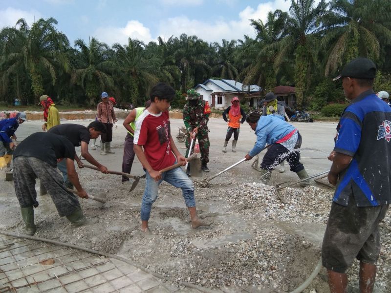 Babinsa Koramil 09/Langgam dan Warga Desa Langkan Goro Membuat Sarana Olahraga