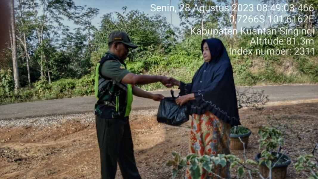 Babinsa Koramil 06/Cerenti Kodim 0302/Inhu Memberi Bantuan Sembako Untuk Masyarakat Desa Pasar Inuman Kecamatan Inuman Kabupaten Kuansing
