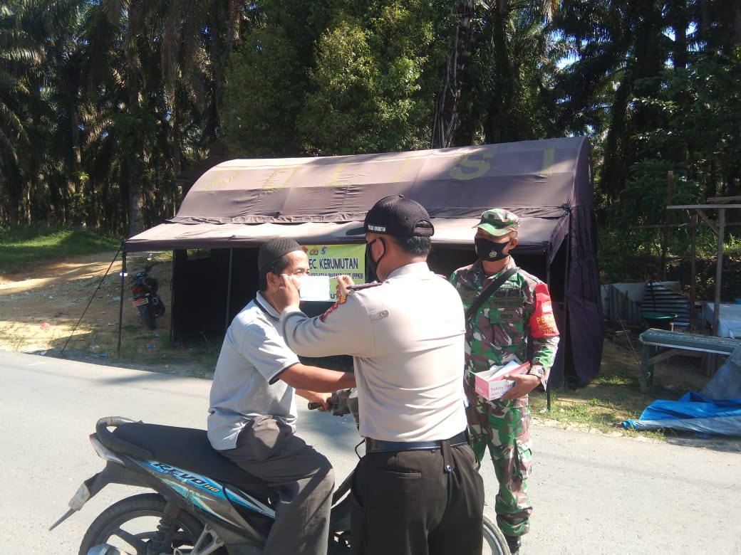 Terapkan PPKM, Polsek Kerumutan Imbau Warga Gunakan Masker