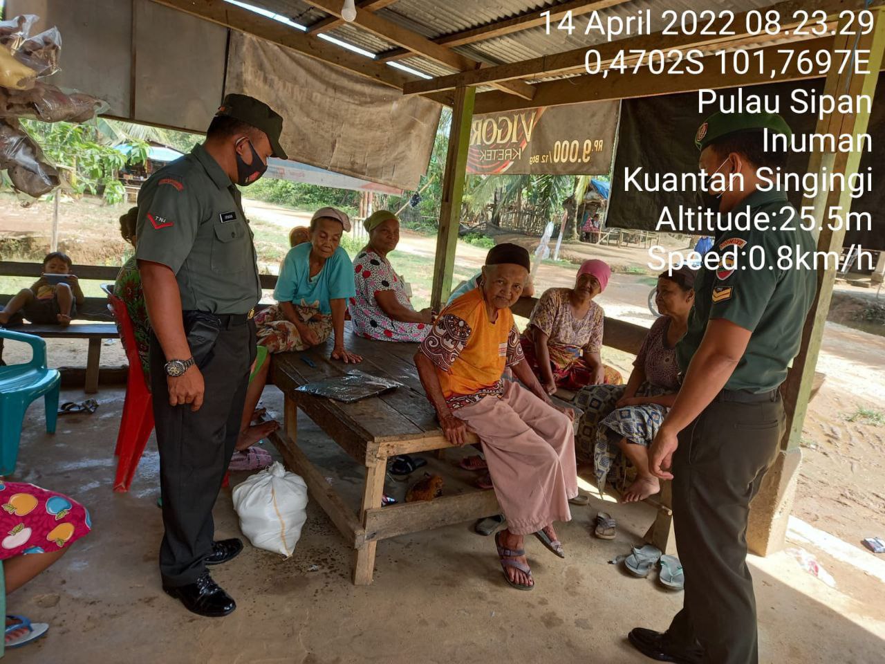 Babinsa Koramil 06/Cerenti Kodim 0302/Inhu Tegakkan Gakplin Ditempat Umum di Pulau Sipan Kecamatan Inuman Kabupaten Kuansing