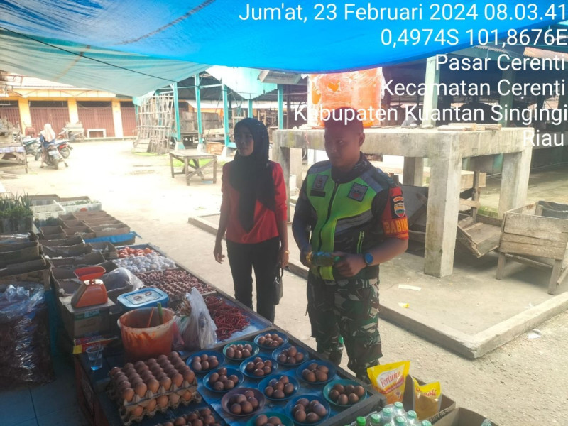 Babinsa Koramil 06/Cerenti Kodim 0302/Inhu Pratu Cumaidi Pantau Harga Sembako 