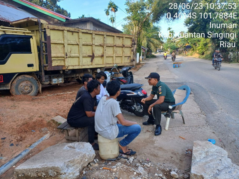 Babinsa Koramil 06/Cerenti Kodim 0302/Inhu Komsos Dengan Masyarakat Memberikan Pengertian Tentang Pentingnya Menjaga Keamanan di Desa Koto Inuman Kecamatan Inuman