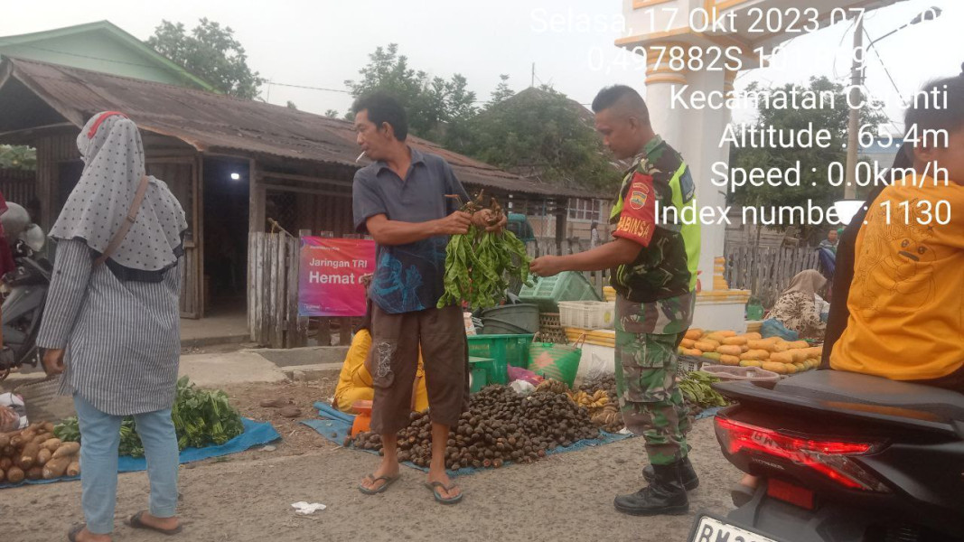 Babinsa Koramil 06/Cerenti Kodim 0302/Inhu,Kopda Junedi  Laksanakan Cek Harga Sembako D