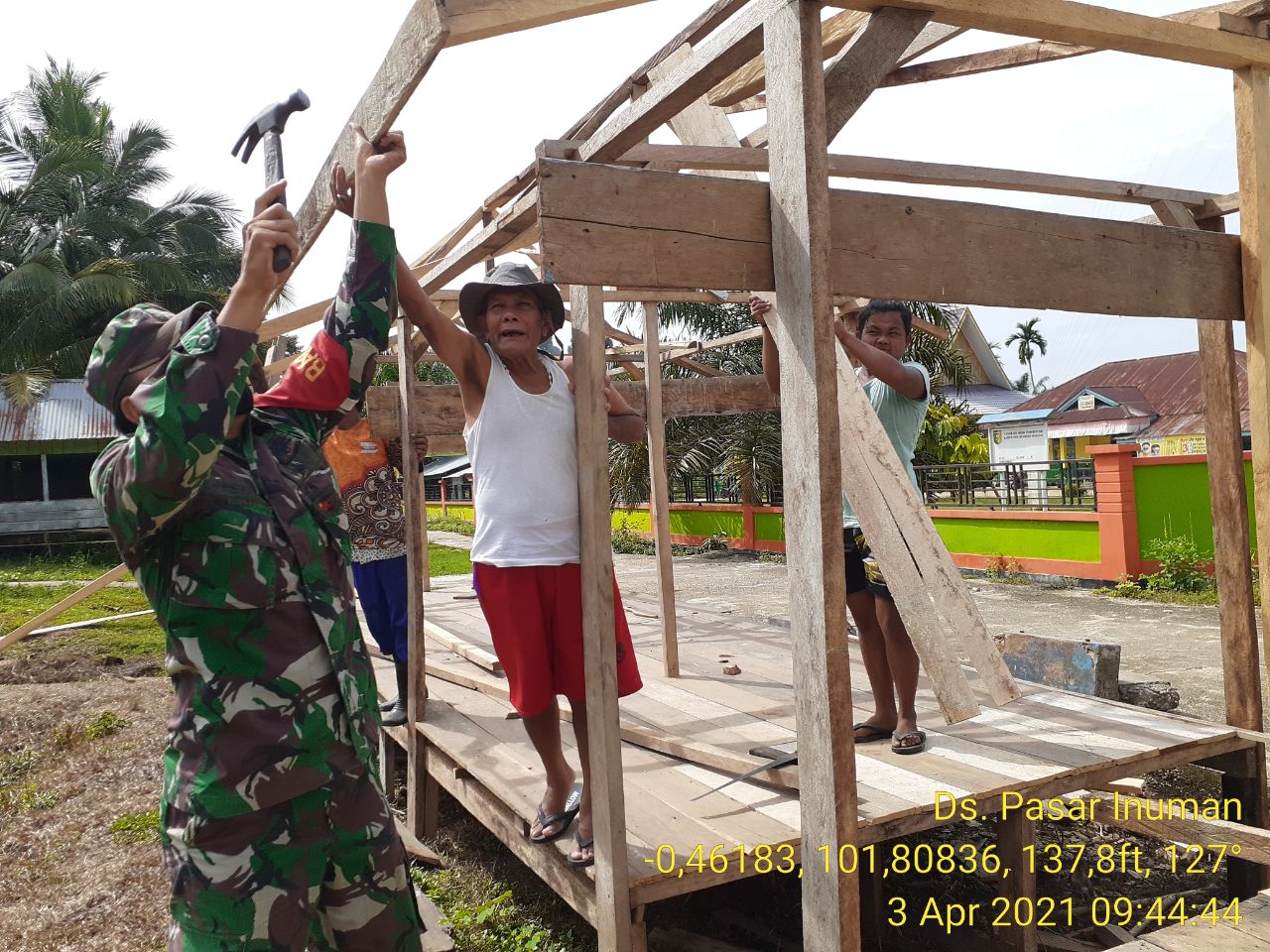 Babinsa Koramil 06/Cerenti Dim 0302/Inhu  Bantu Pembuatan Warung Milik Warga