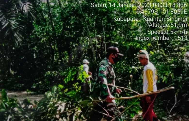 Babinsa Koramil 06 /Cerenti Kodim 0302/Inhu Gotong Royong Dengan Masyarakat Membersihkan Jalan