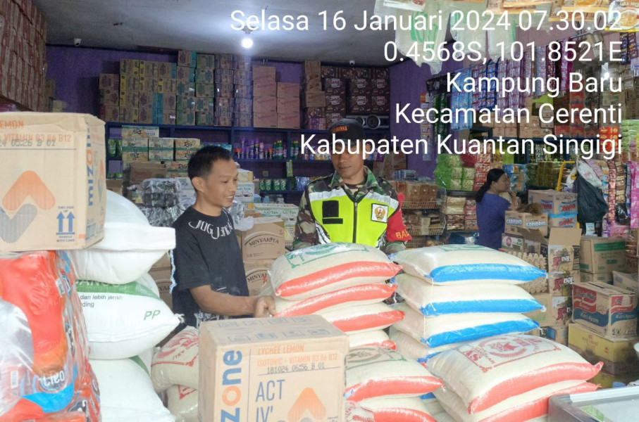 Babinsa Koramil 06/Cerenti Kodim 0302/Inhu Jama Anur Pantau Perkembangan Harga Kebutuhan Pokok Di Desa Binaannya