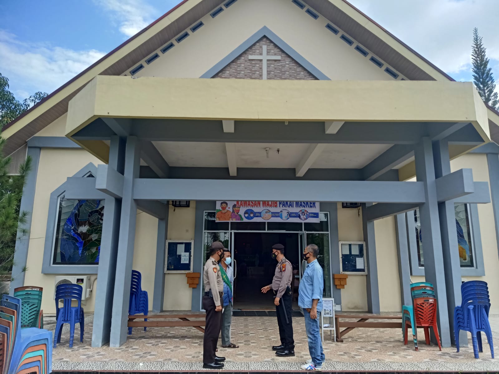 Jamin Keamanan Beribadah, Polsek Pangkalan Kerinci Giatkan Pengamanan di Sejumlah Gereja