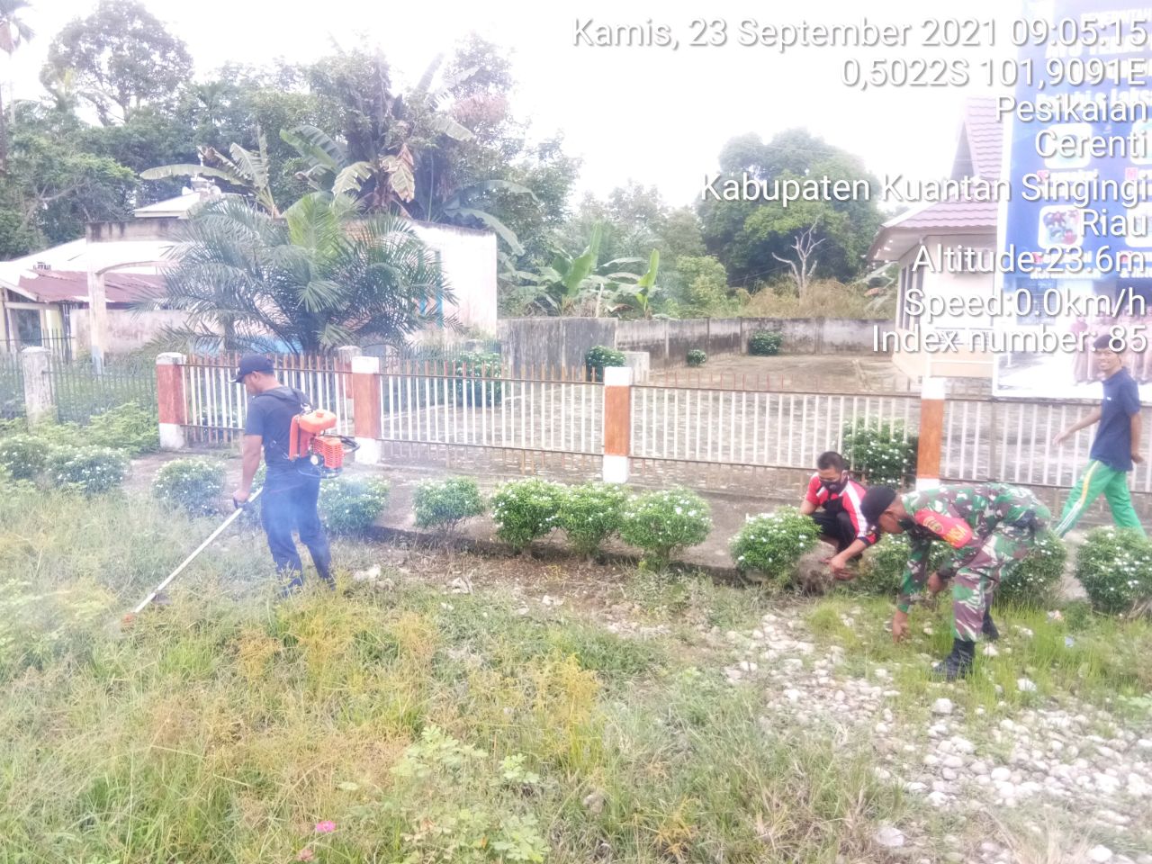 Babinsa Koramil 06/Cerenti Dim 0302/Inhu Gotong Royong Bersihkan Halaman Kantor Desa Pesikaian 