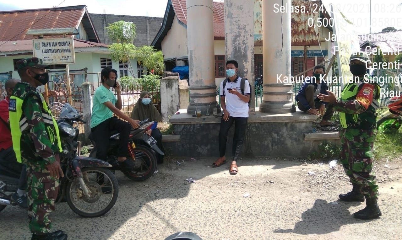Babinsa Koramil 06/Cerenti Dim 0302/Inhu,Serda Abdul Wahab Berikan Himbauan Prokes Covid-19 Kepada Warga