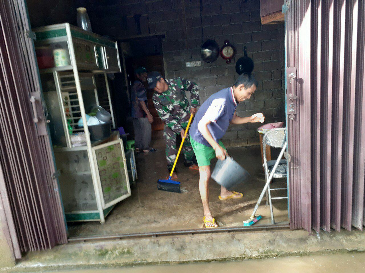 Babinsa Koramil 06/Cerenti Sertu Heriyus Saputera Membantu Masyarakat Pasca Banjir. 