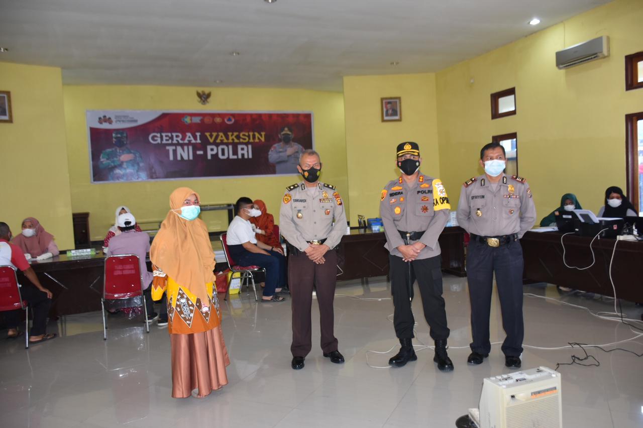 Kapolres Kuansing Cek Langsung Pelaksanaan Vaksinasi Massal di Gerai Vaksin TNI- POLRI  Polres Kuansing 