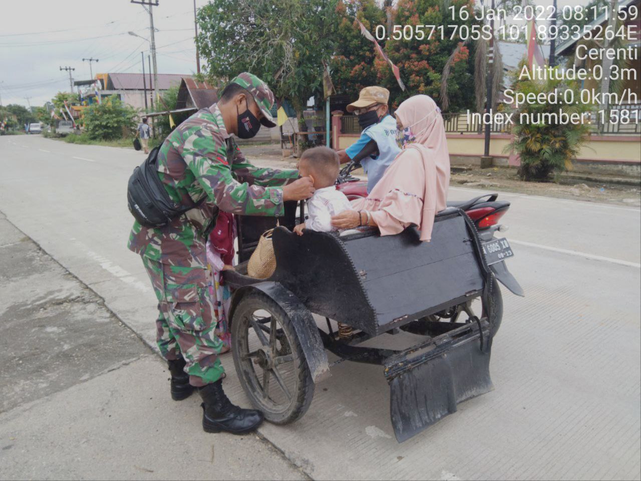 Babinsa Koramil 06/ Cerenti  Kodim 0302/Inhu Bagikan Masker ke Penumpang Becak di Kecamatan Cerenti