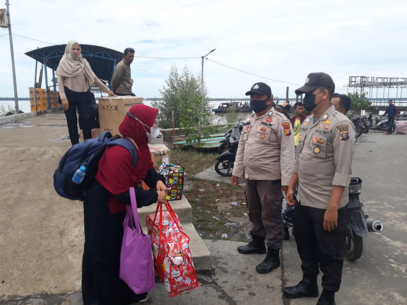 Terapkan Prokes, Polsek Kuala Kampar Gelar Yustisi Covid-19 di Pelabuhan