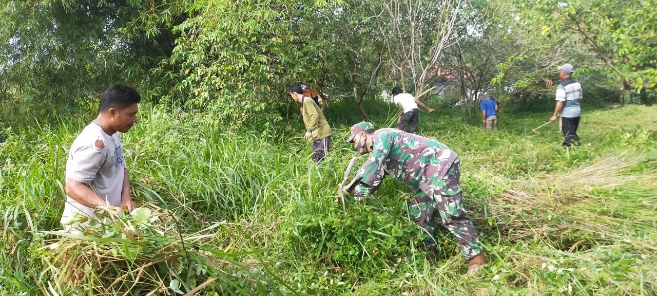 Babinsa Koramil 07 Kuantan Hilir Dim 0302 Inhu Serka Bambang Sutopo Goro Membersihkan Lingkungan