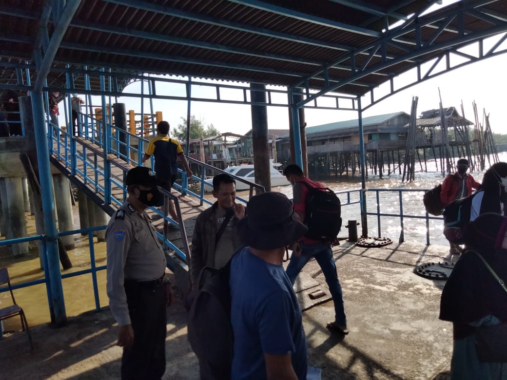 Pastikan Warga Terapkan Prokes, Polsek Kuala Kampar Berjaga di Pos PPKM Pelabuhan Teluk Dalam