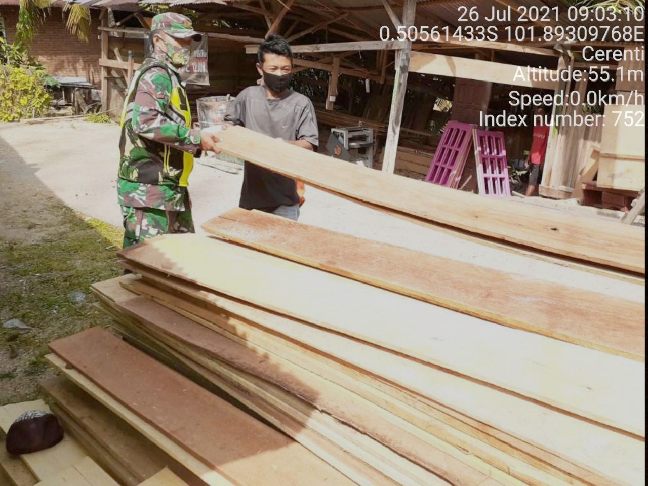 Babinsa Koramil 06/Cerenti Dim 0302/ Inhu Gontong Royong Membantu Angkat Kayu Warga Desa Pulau Panjang Cerenti