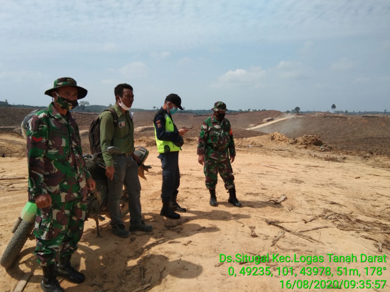 Cegah Karhutla, Koptu Hasriyon Anggota Koramil 07/Kuantan Hilir Dim 0302/Inhu Patroli Di Desa Situgal