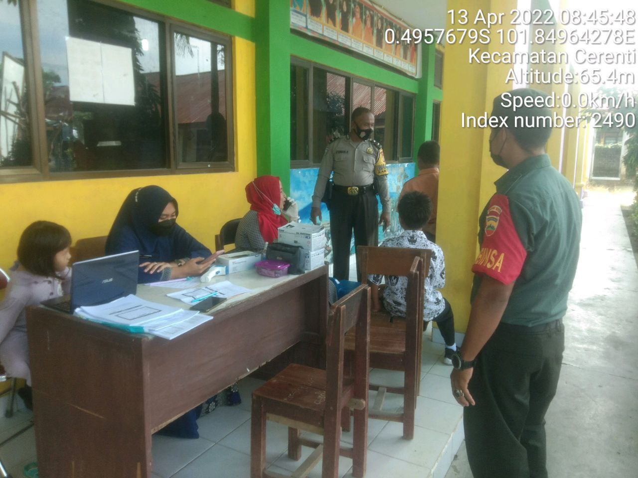 Babinsa Koramil 06/Cerenti Kodim 0302/Inhu  Pantau Dan Dampingi Pelaksanaan Vaksin Covid-19 di SD Negeri 008 Desa Kompe Berangin Kecamatan Cerenti