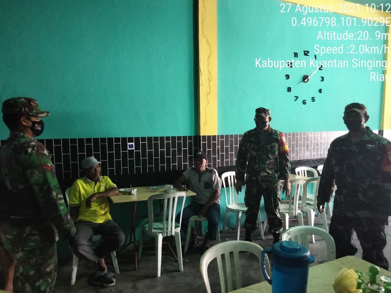 Babinsa Koramil 06/Cerenti Dim 0302/Inhu Berikan Sosialisasi Serta Himbauan Kepada Warga Agar Patuhi Prokes Covid-19 di Desa Pulau Busuk Jaya