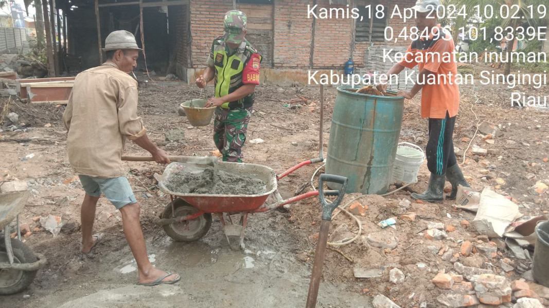 Ringankan Beban Warga Binaan, Babinsa Koramil 06/ Cerenti Kodim 0302/Inhu Bantu Warga Bangun Rumah Di Desa Banjar Nantigo 