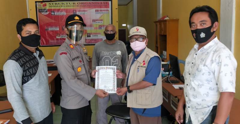 Kapolsek Ukui Sebarkan Maklumat Kapolri tentang Kepatuhan Prokes dalam Pelaksanaan Pemilu