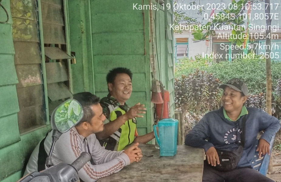 Serka Heriyus Saputera, Anggota Koramil 06/Cerenti Kodim 0302/Inhu Babinsa Serka Heriyus Saputera Laksanakan Kegiatan Komsos Di Kampung Pancasila