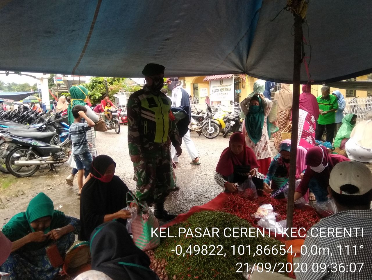 Babinsa Koramil 06/Cerenti Dim 0302/Inhu Himbau Warga Patuhi Protokol Kesehatan Di Pasar Tradisional Kecamatan Cerenti