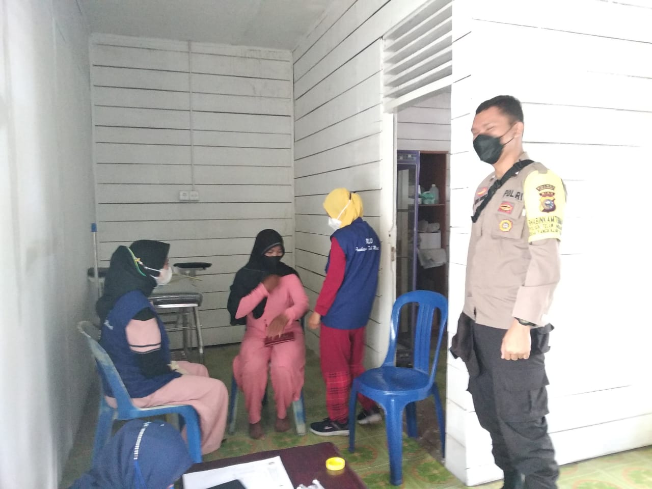 Personel Polsek Teluk Meranti Tinjau Pelaksanaan Vaksinasi di Desa Pulau Muda