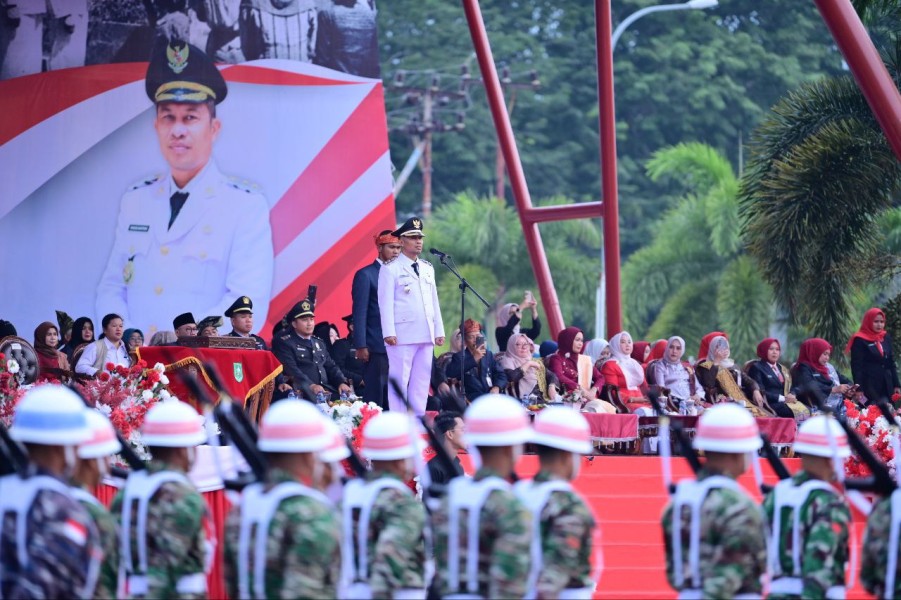 Khidmat, Wabup Bagus Santoso Irup Penurunan Bendera HUT ke-80 RI di Bengkalis