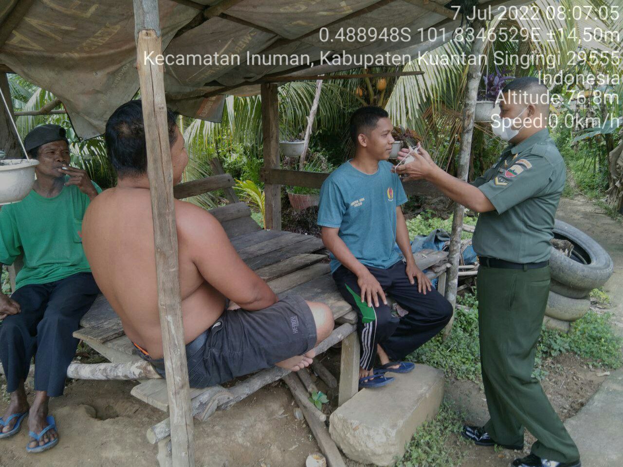 Babinsa Koramil 06/Cerenti Kodim 0302/Inhu Datangi Rumah Warga Binaan Babinsa Bagikan Masker di Ketaping Jaya