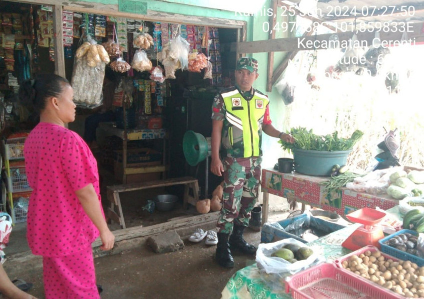 Praka Fardan Sinaga Babinsa Koramil 06/Cerenti Kodim 0302/Inhu Cek Harga Sembako Di Kelurahan Pasar Cerenti