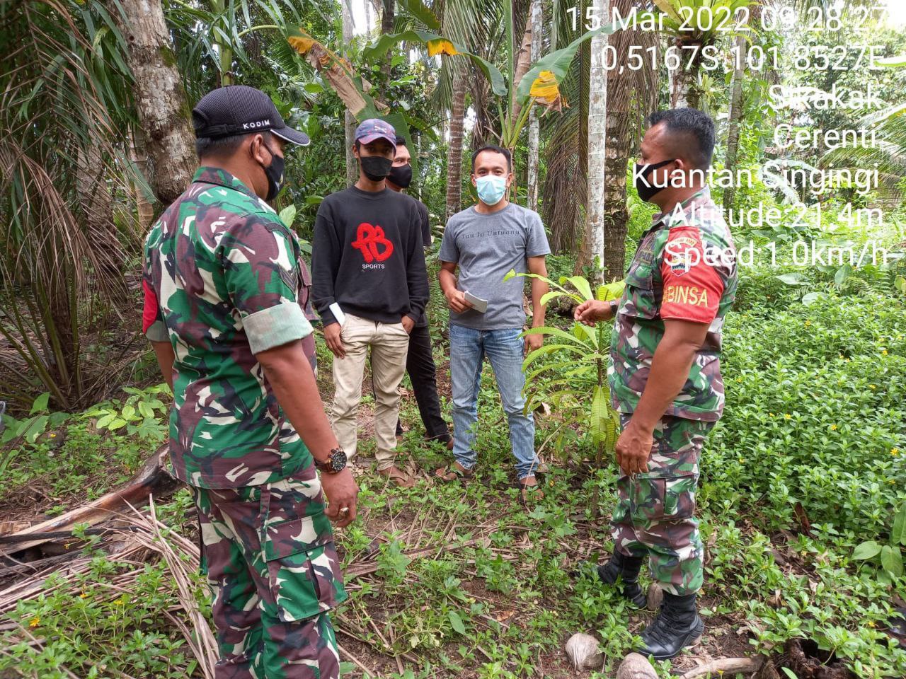 Babinsa Koramil 06/Cerenti Kodim 0302/Inhu, Sertu Heriyus dan Kopda Irwan Sambangi Warga Untuk Sosialisasi Dan Patroli Tentang Bahaya Karhutla di Diajak Kecamatan Cerenti Kabupaten Kuansing