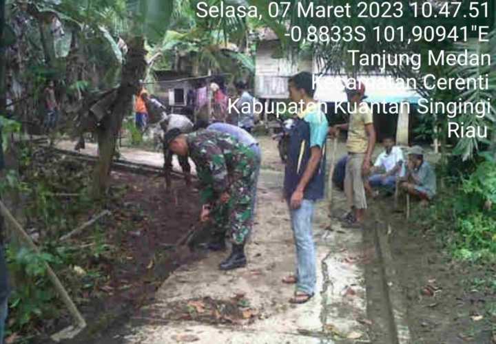 Babinsa Koramil 06/ Cerenti Kodim 0302/Inhu Jalin Kebersamaan Dengan Melaksanakan Gotong Royong Dengan Warga Desa Tanjung Medan Kecamatan Cerenti Untuk Membersihkan Lingkungan Di Desa Binaan
