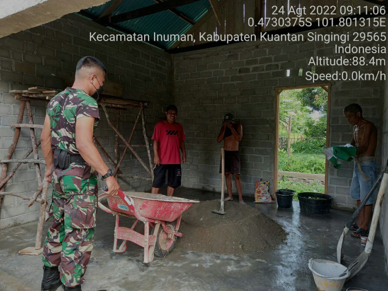 Di Desa Banjar Nan Tigo Serda Nasution Babinsa Koramil 06/Cerenti Kodim 0302/Inhu Budidayakan Gotong Royong Di Wilayahnya, Babinsa Bantu Warga Membangun Warung