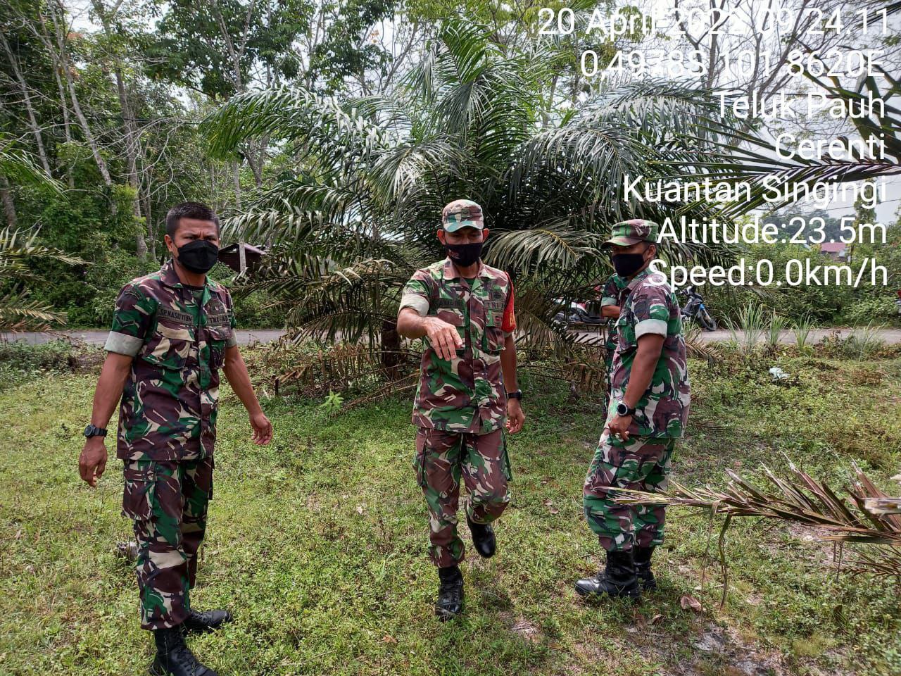 Walaupun Cuaca Hujan, Sertu SP. Nasution Babinsa Koramil 06/Cerenti Kodim 0302/Inhu,Bersama Anggota Lainnya Patroli Karhutla di Wilayah Teritorialnya