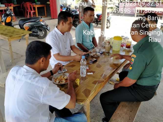 Babinsa Koramil 06/Cerenti Kodim 0302/Inhu, di Desa Kampung Baru Kecamatan Cerenti Komsos Dengan Warga Binaan Memberikan Pengertian Tentang Pentingnya Menjaga Keamanan Lingkung