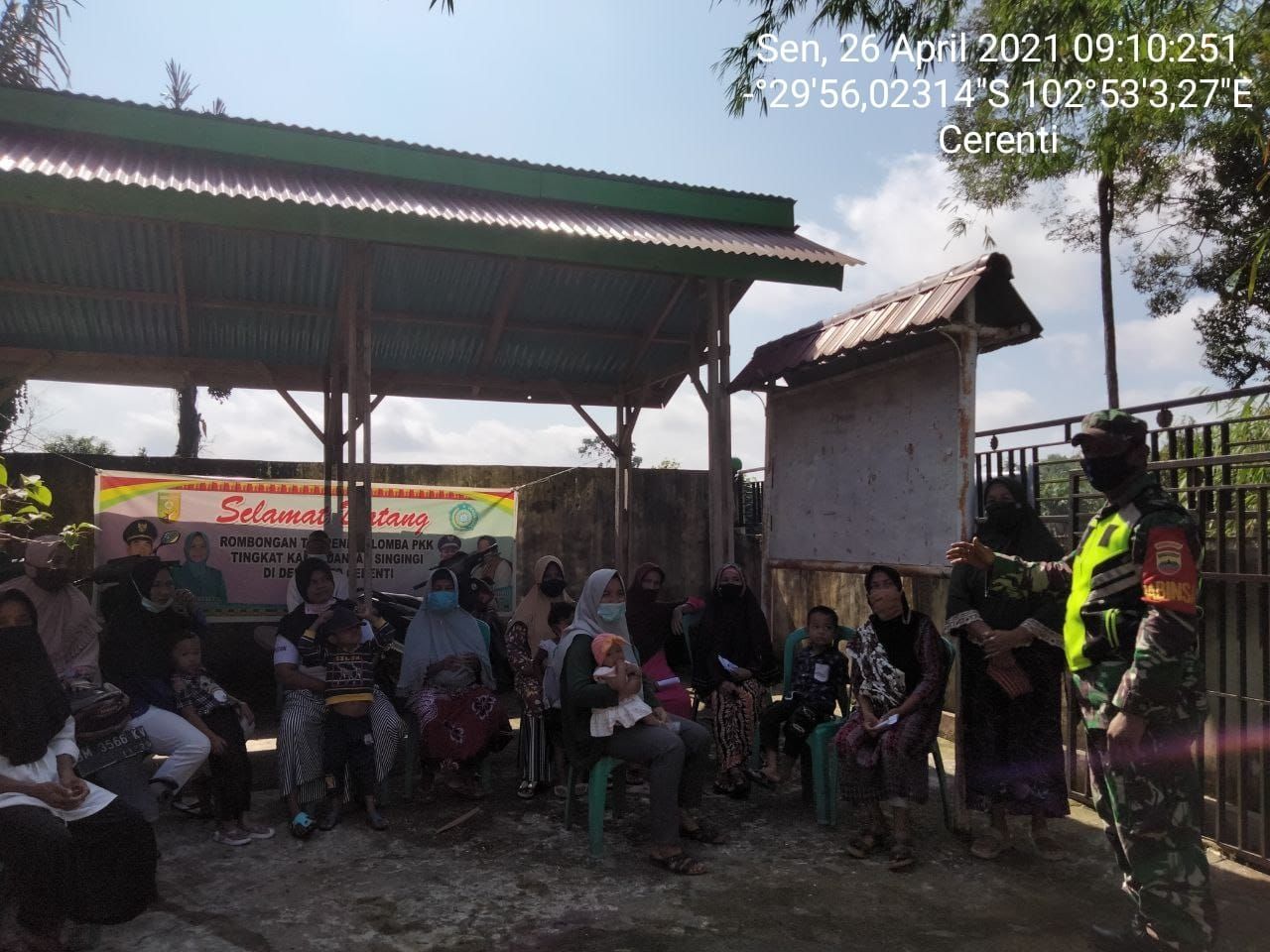 Serda Juanda Babinsa Koramil 06/ Cerenti Kodim 0320/ Inhu Himbau Warga Patuhi Prokes