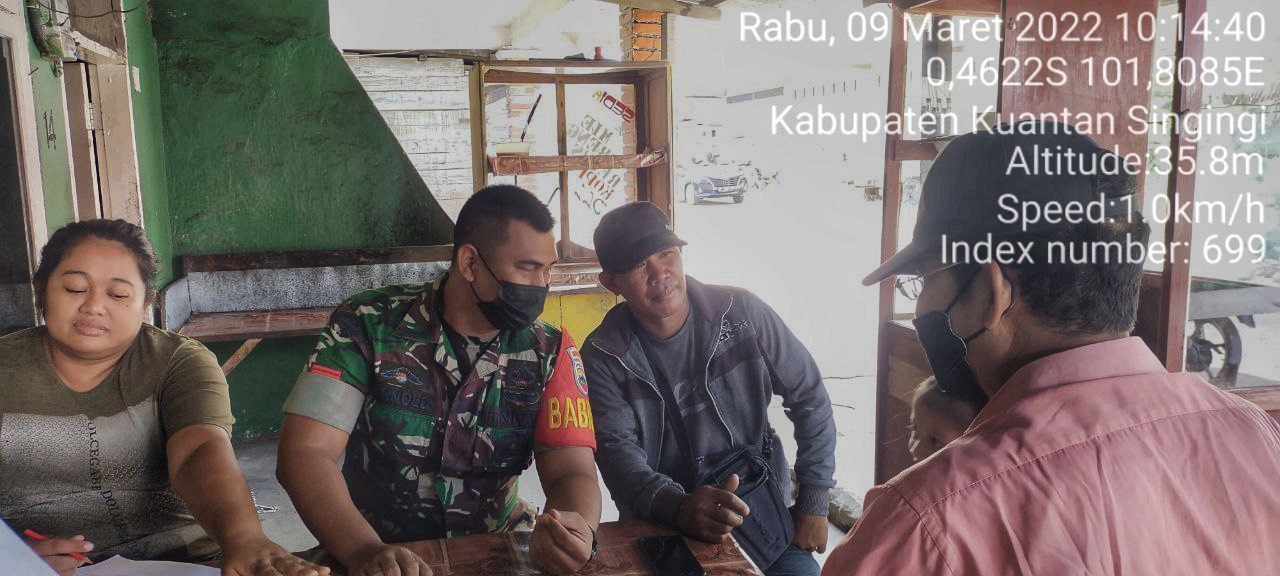 Praka Arnold Oktavianus Lumbaa Babinsa Koramil 06/Cerenti Kodim 0302/Inhu Melaksanakan Komsos Dengan Masyarakat Lebuh Lurus