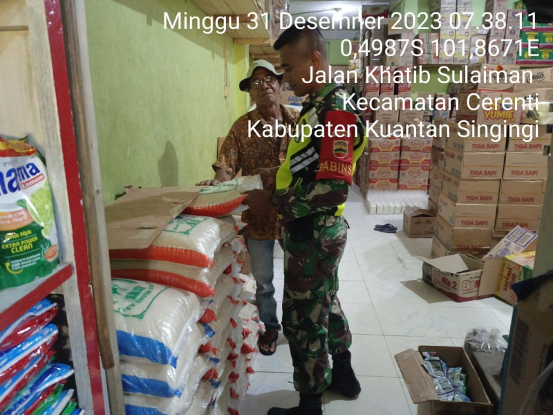 Babinsa Koramil 06/Cerenti Kodim 0302/Inhu Serda Jama Anur Pantau Perkembangan Harga Kebutuhan Pokok Di Kios Kios Harian Kelurahan Pasar Cerenti Kecamatan Cerenti Kabupaten Kuantan Singingi