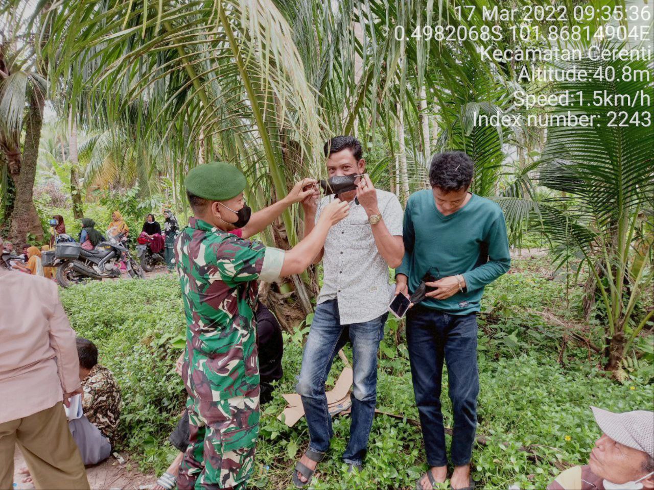 Babinsa Koramil 06/ Cerenti  Kodim 0302/Inhu Bagikan Masker Kepada Warga Desa Pulau Jambu Kecamatan Cerenti Kabupaten Kuansing