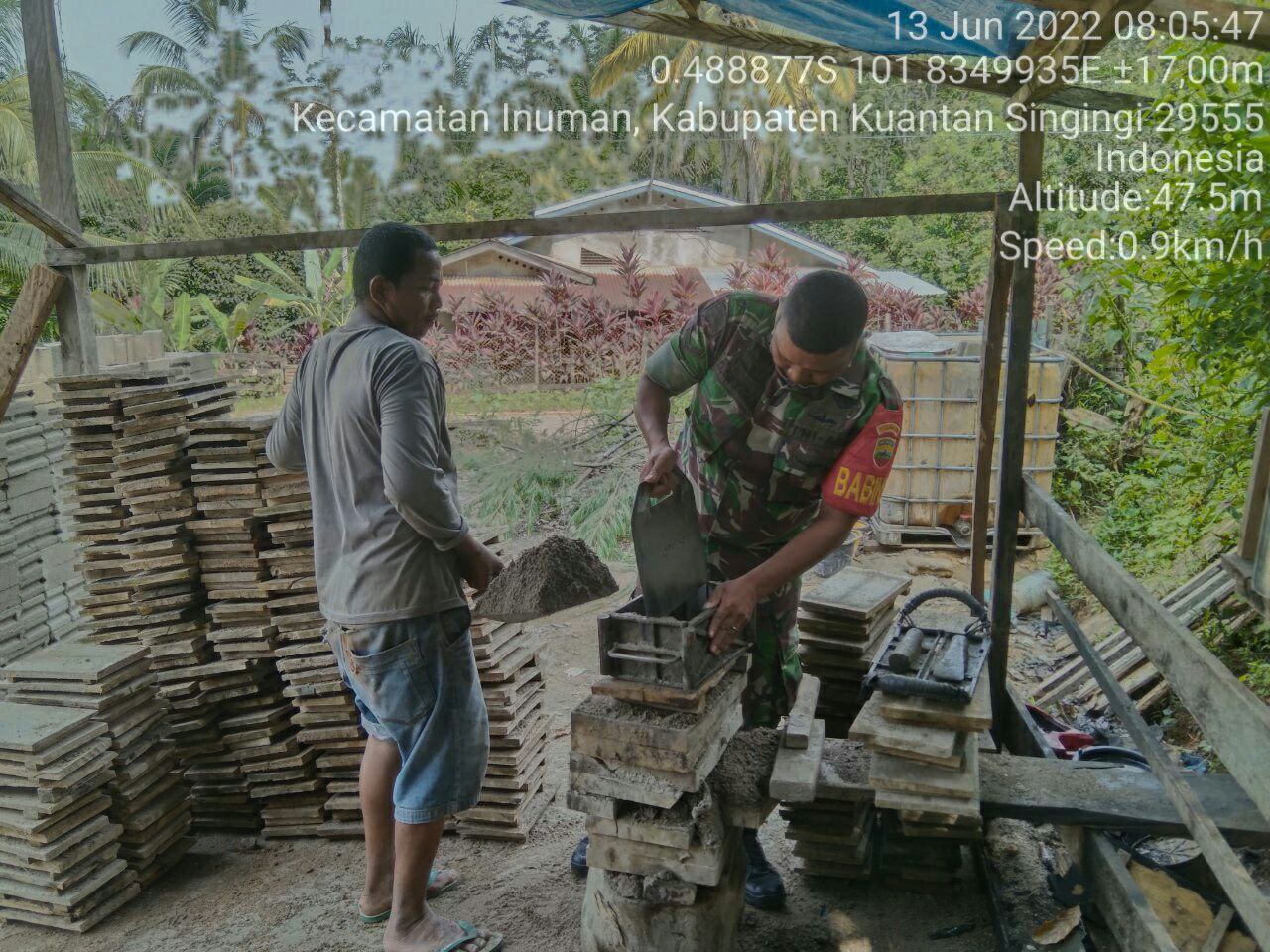 Di Ketaping Jaya, Babinsa Koramil 06/Cerenti Kodim 0302/Inhu Meningkatkan Kesejahteraan Warga Binaan Babinsa Bantu Pembuatan Batako