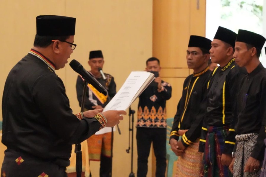 Suhardiman Amby Kukuhkan Pengurus Limbago Adat Nagori 