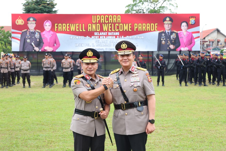 Farawell Parade, Komjen Iqbal Pamit, Irjen Herry Heryawan Siap Lanjutkan Tugas di Polda Riau