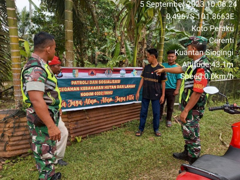 Di Kelurahan Koto Peraku Kecamatan Cerenti Babinsa Koramil 06/Cerenti Kodim 0302/Inhu Tingkatkan Pengawasan Karlahut Melaksanakan Patroli Dan Sosialisasi Kepada Masyarakat