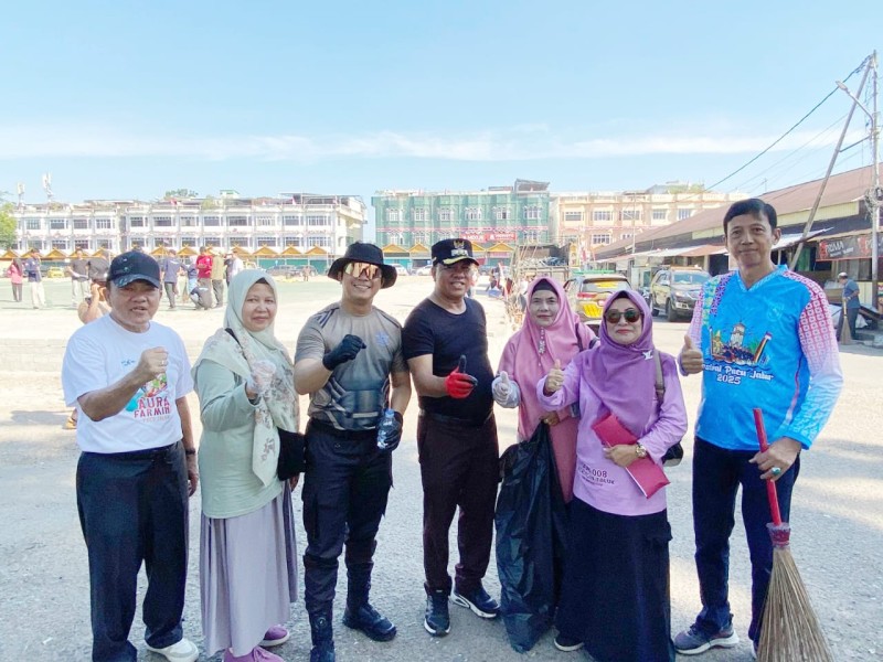 Limuno Bersih Dari Sampah;  Bupati Intruksikan DLH dan Damkar Siram Limuno dan Tepian Narosa